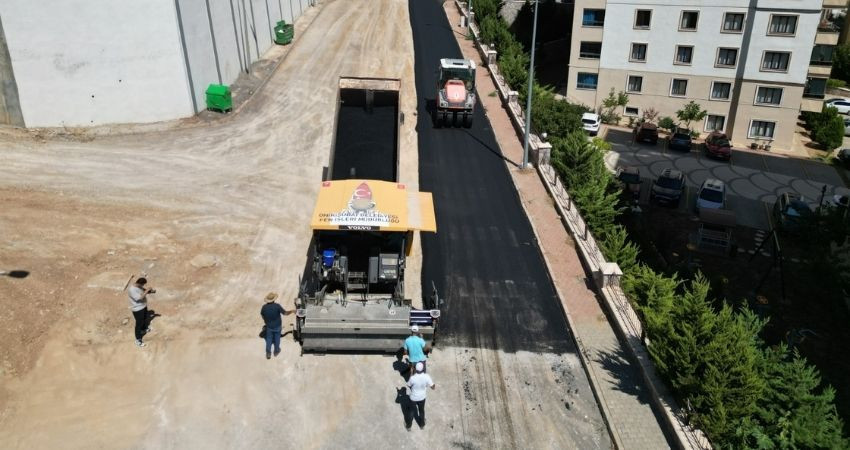 Onikişubat’ta asfalt seferberliği tüm hızıyla sürüyor