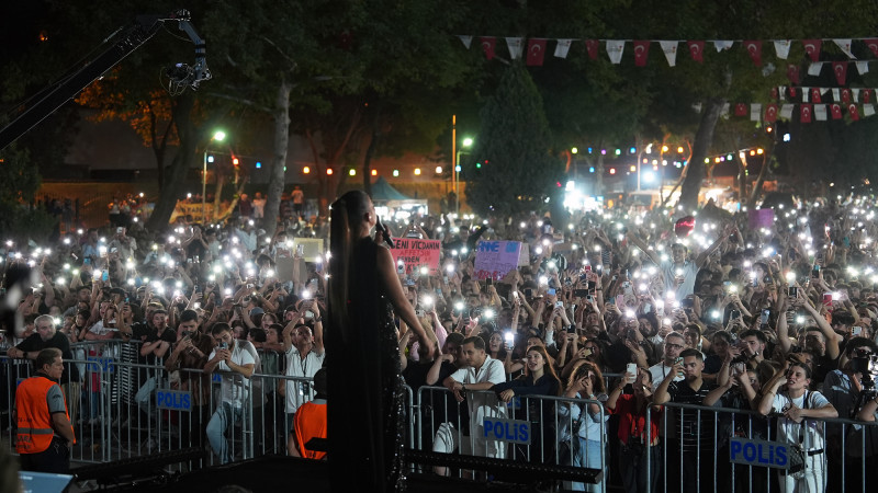 Fuarın Zirve Gecesi; Merve Özbey Sahneye Damga Vurdu