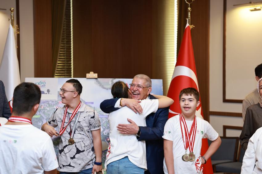 Başkan Mahçiçek, özel ihtiyaç sahibi şampiyon sporcuları ağırladı