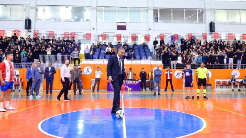 Başkan Toptaş, Cumhuriyet Spor Şöleni futsal finalini izledi