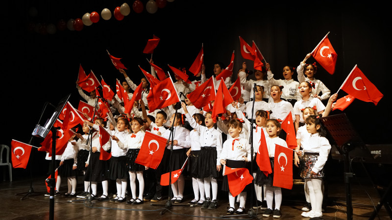 Minik Yüreklerden Dev Performans