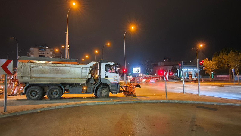 Büyükşehir, Kar Yağışı Öncesi Sahada Yerini Aldı