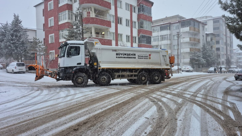 Büyükşehir, Kuzey İlçelerde 48 Araçla Karla Mücadelesini Sürdürüyor