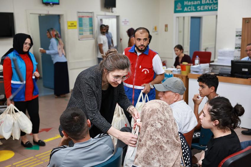 Onikişubat Belediyesi, hasta ve yakınlarına moral oldu